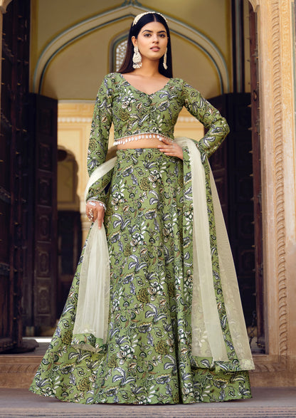 Rosa 3-teiliges Lehenga-Jacken-Set (Koti) mit Stickdetails