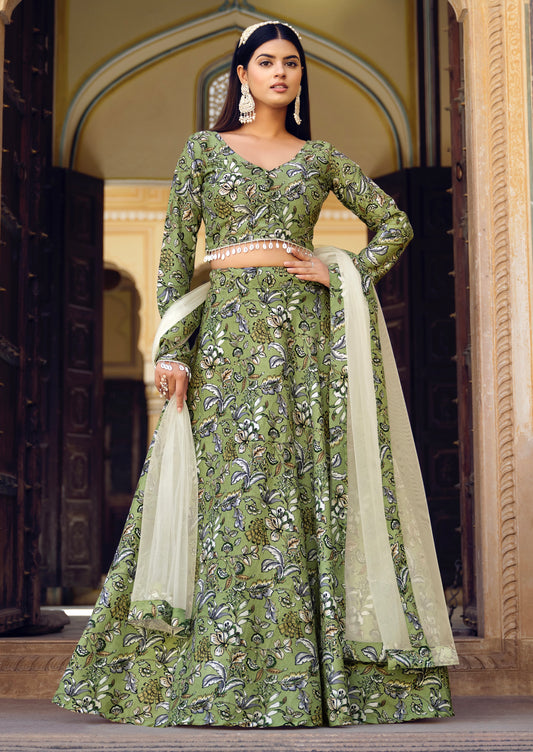 Rosa 3-teiliges Lehenga-Jacken-Set (Koti) mit Stickdetails