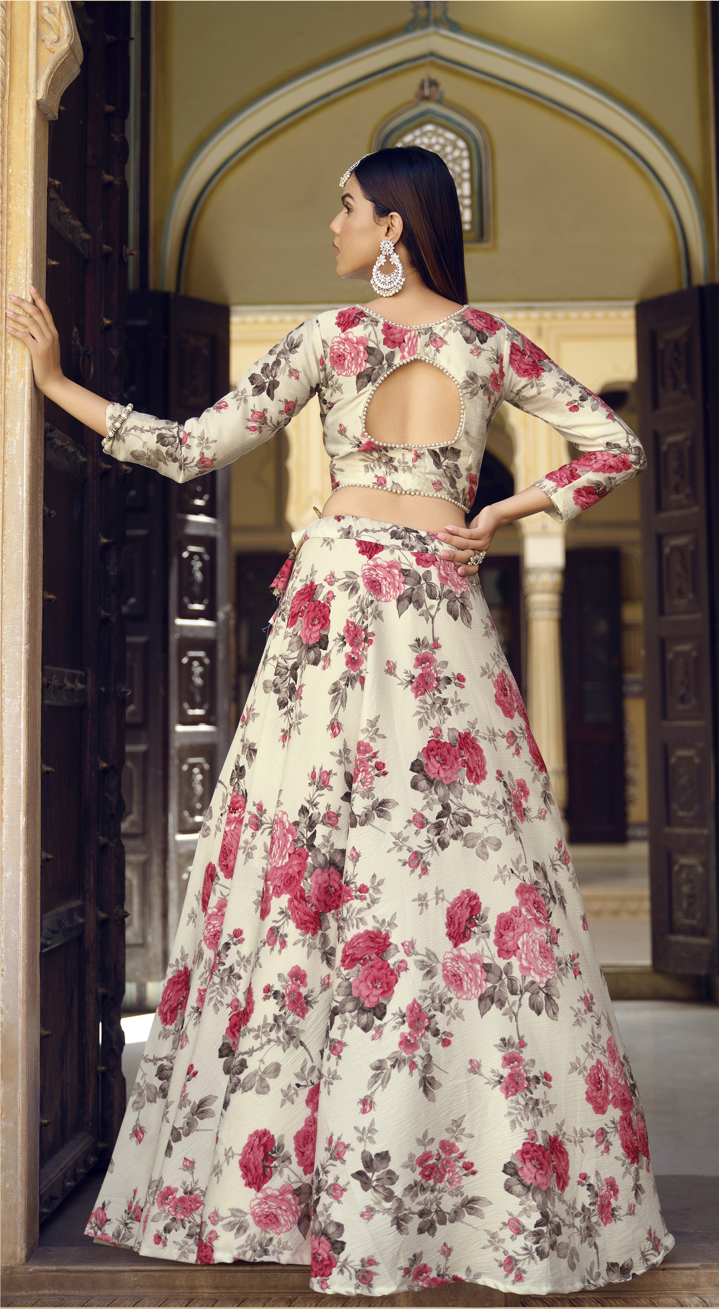 Rosa 3-teiliges Lehenga-Jacken-Set (Koti) mit Stickdetails