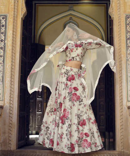 Rosa 3-teiliges Lehenga-Jacken-Set (Koti) mit Stickdetails