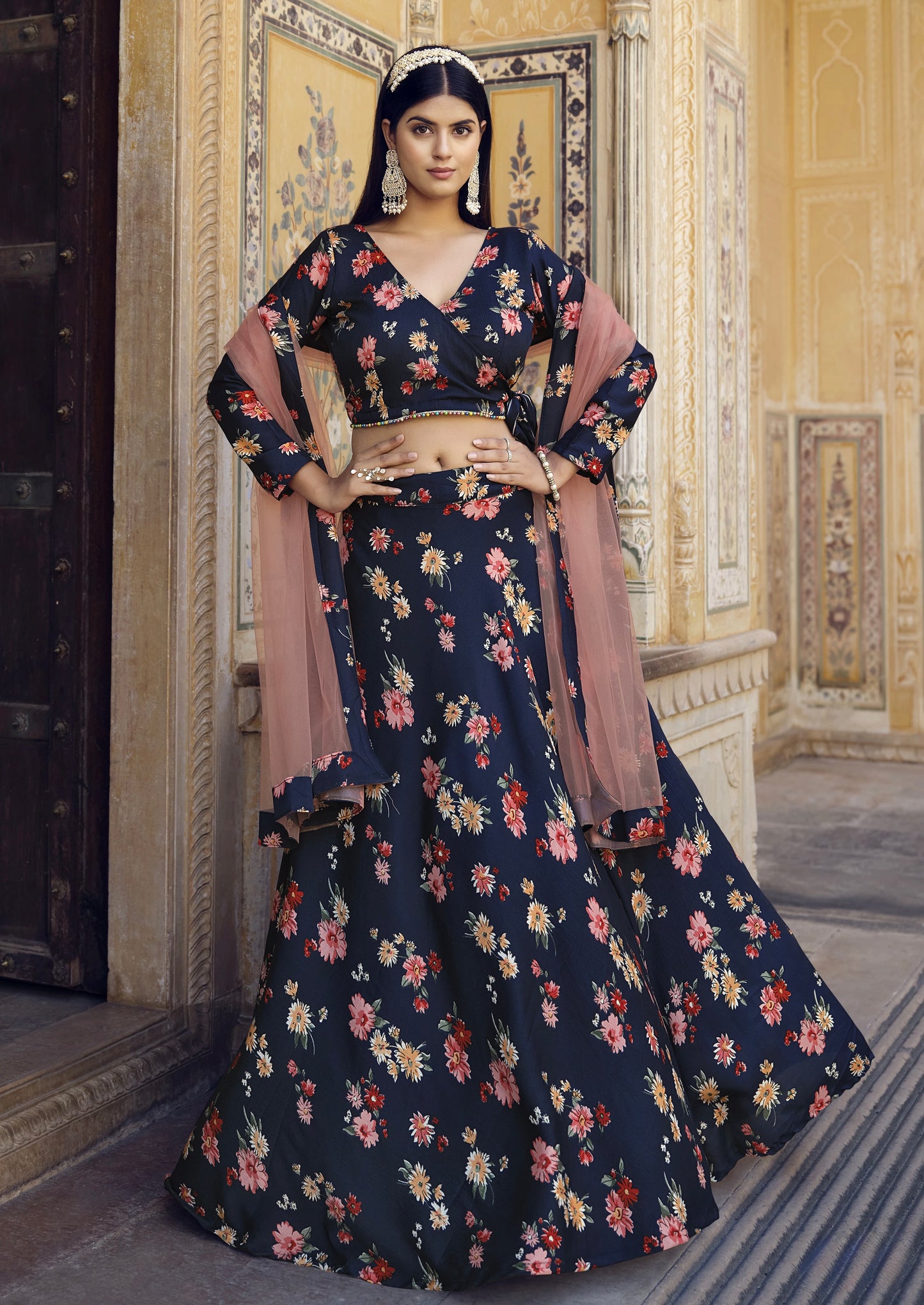 Rosa 3-teiliges Lehenga-Jacken-Set (Koti) mit Stickdetails