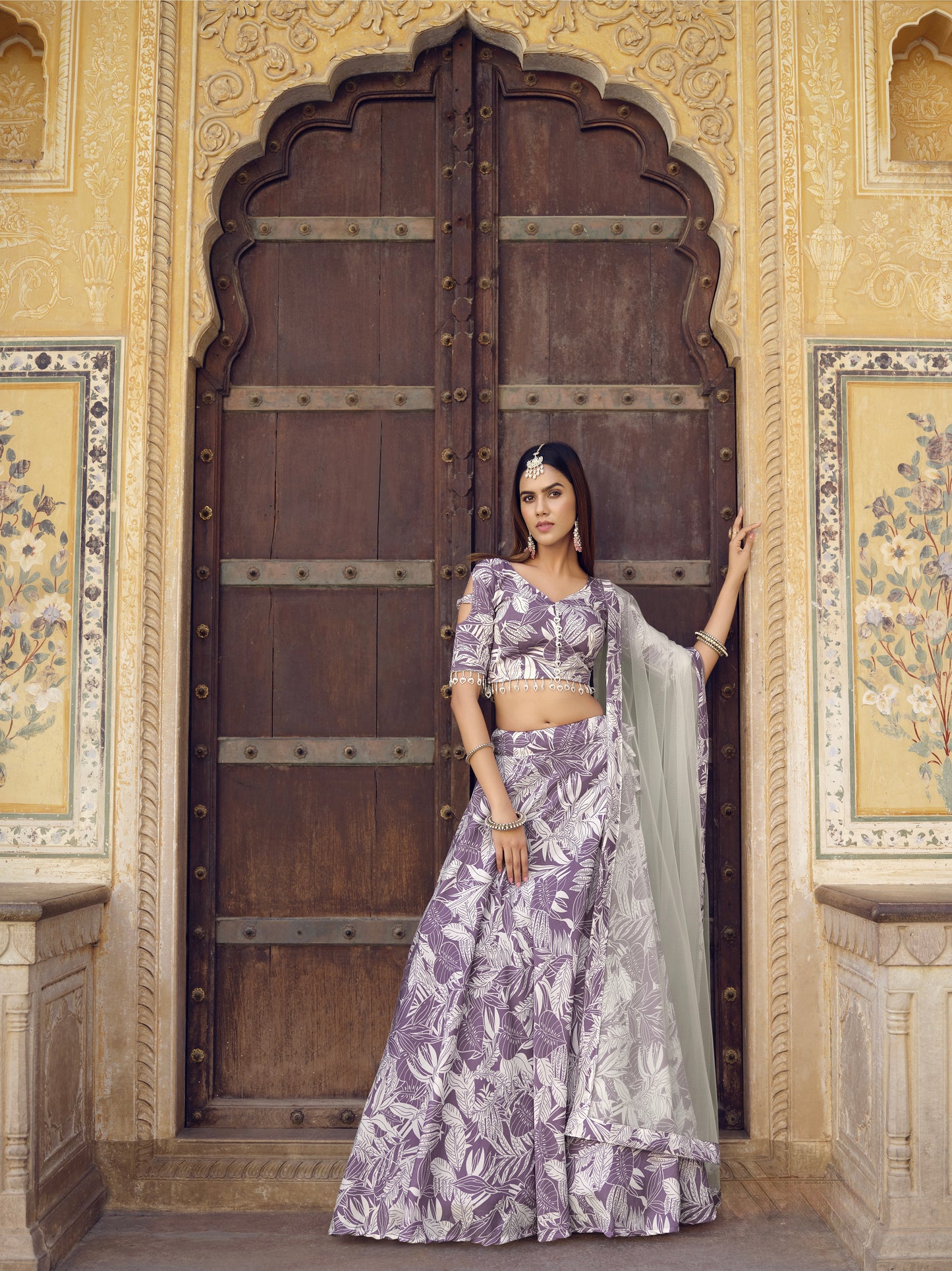 Rosa 3-teiliges Lehenga-Jacken-Set (Koti) mit Stickdetails