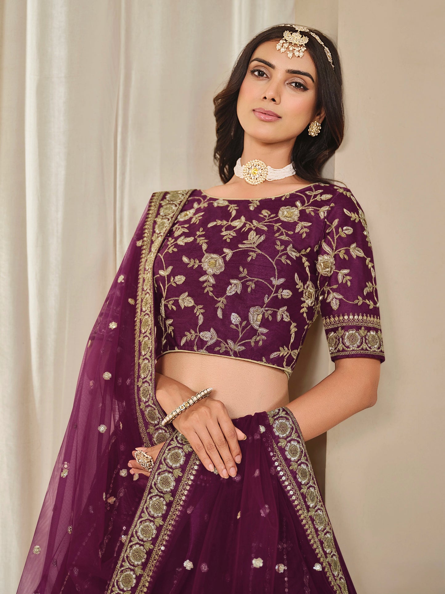 Rosa 3-teiliges Lehenga-Jacken-Set (Koti) mit Stickdetails