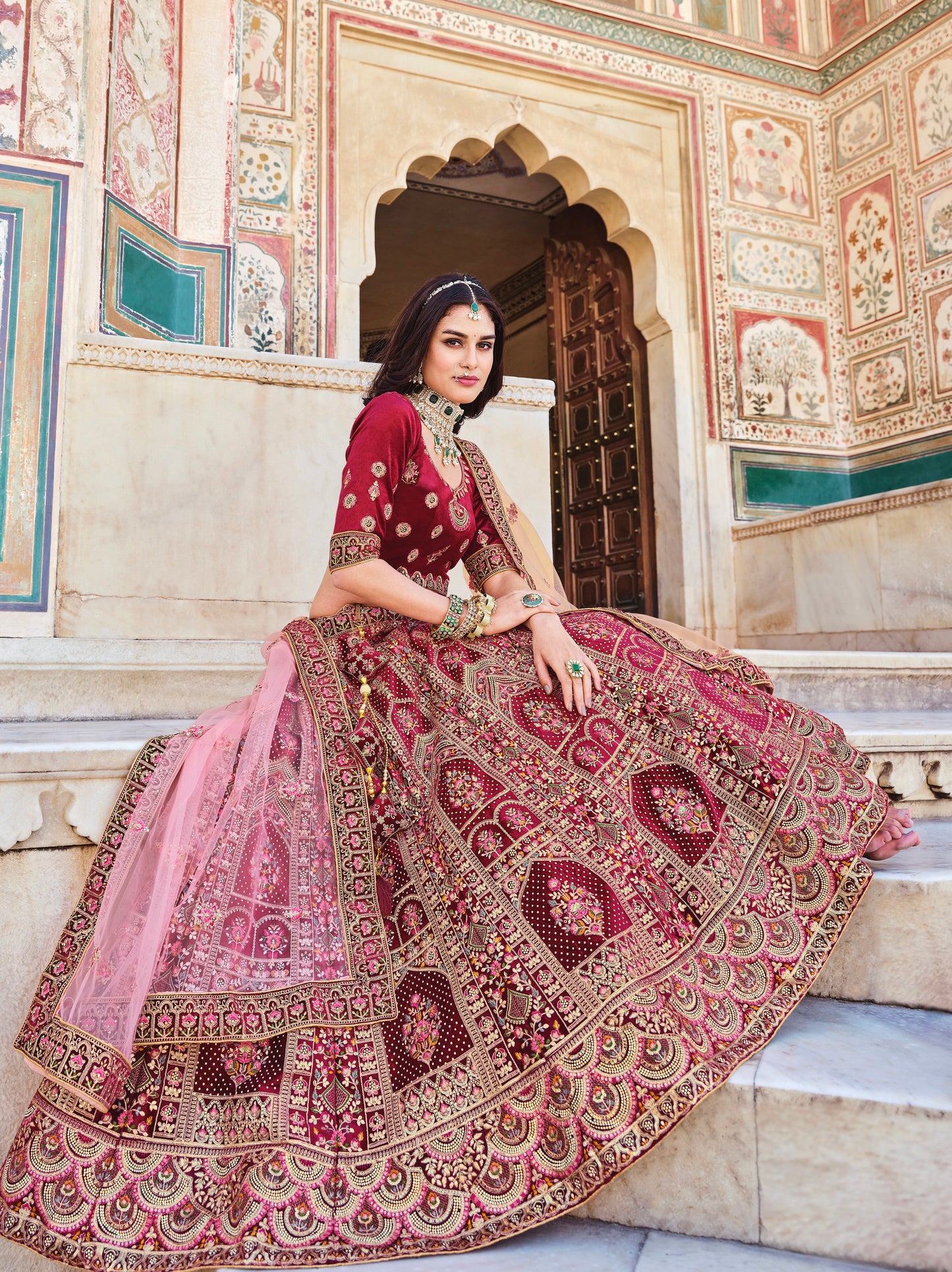 Eleganter rosa-grauer Braut-Lehenga mit Zarkan-Stickerei und Pailletten