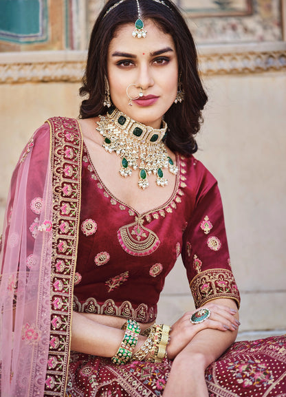 Eleganter rosa-grauer Braut-Lehenga mit Zarkan-Stickerei und Pailletten