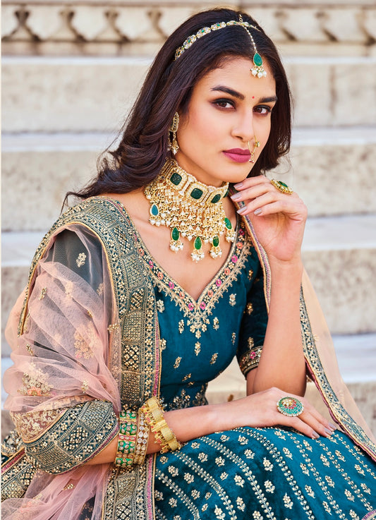 Eleganter rosa-grauer Braut-Lehenga mit Zarkan-Stickerei und Pailletten