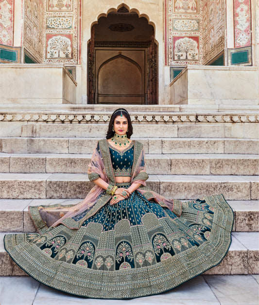 Eleganter rosa-grauer Braut-Lehenga mit Zarkan-Stickerei und Pailletten
