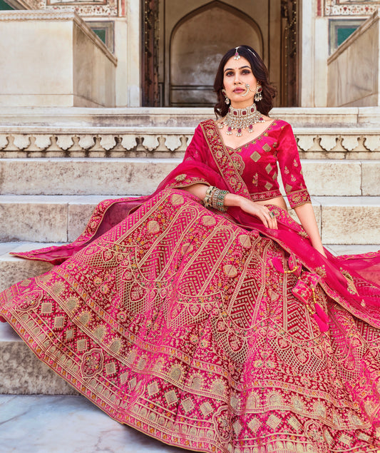 Eleganter rosa-grauer Braut-Lehenga mit Zarkan-Stickerei und Pailletten