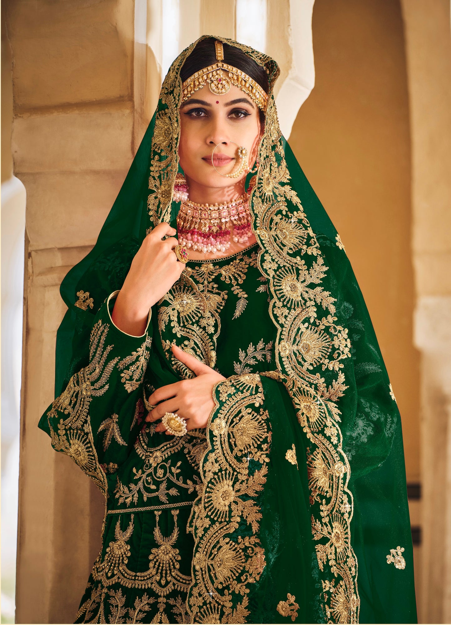 Eleganter rosa-grauer Braut-Lehenga mit Zarkan-Stickerei und Pailletten