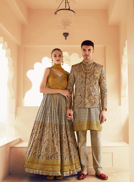 Eleganter rosa-grauer Braut-Lehenga mit Zarkan-Stickerei und Pailletten