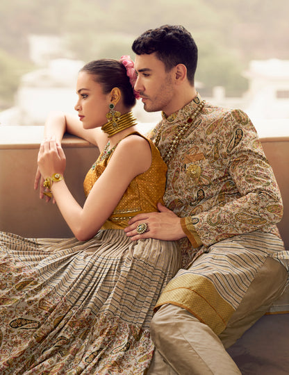 Eleganter rosa-grauer Braut-Lehenga mit Zarkan-Stickerei und Pailletten