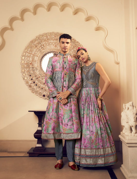 Eleganter rosa-grauer Braut-Lehenga mit Zarkan-Stickerei und Pailletten