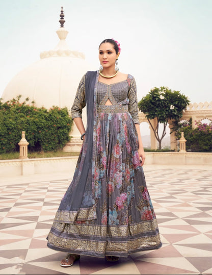Eleganter rosa-grauer Braut-Lehenga mit Zarkan-Stickerei und Pailletten