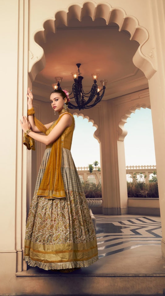 Eleganter rosa-grauer Braut-Lehenga mit Zarkan-Stickerei und Pailletten