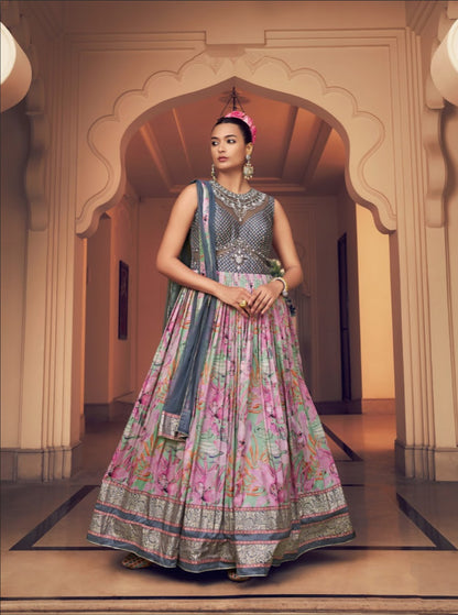 Eleganter rosa-grauer Braut-Lehenga mit Zarkan-Stickerei und Pailletten