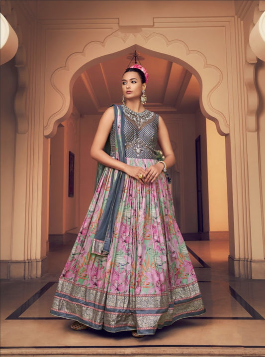 Eleganter rosa-grauer Braut-Lehenga mit Zarkan-Stickerei und Pailletten