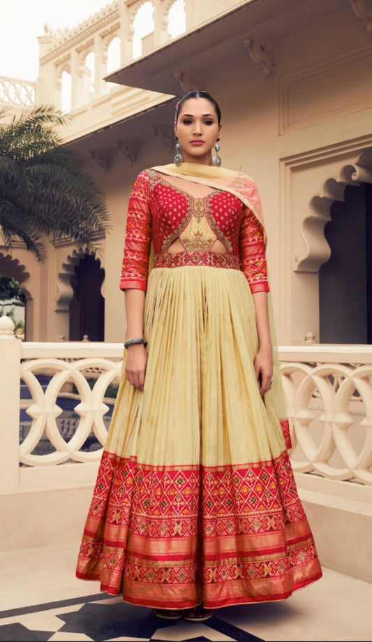 Eleganter rosa-grauer Braut-Lehenga mit Zarkan-Stickerei und Pailletten