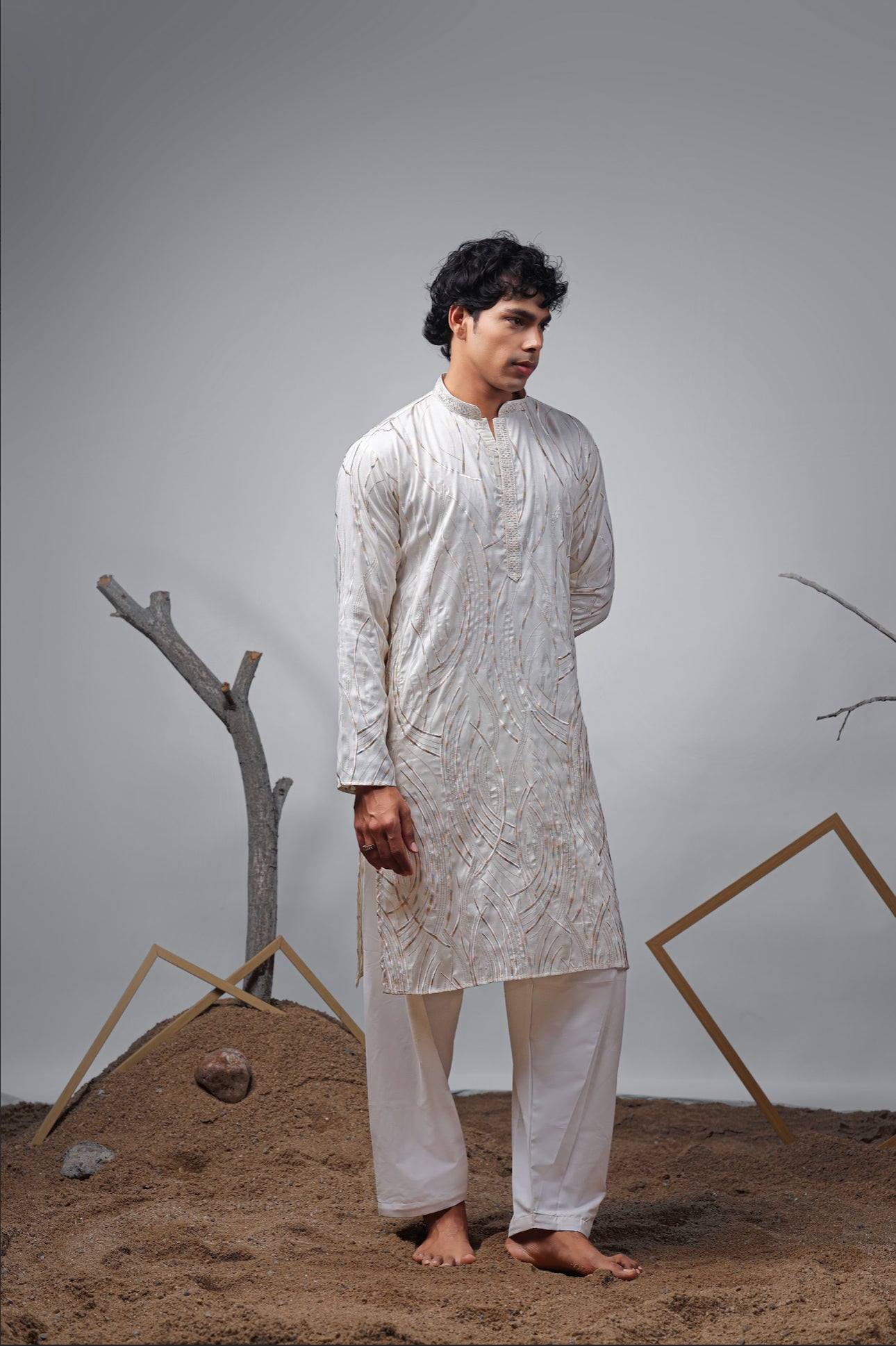 Ensemble Kurta Blanc cassé avec broderies de détails dorés Design COLLECTION RAJ