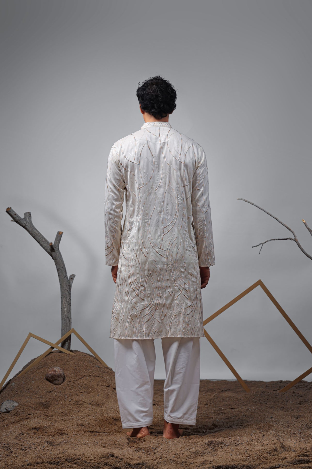Ensemble Kurta Blanc cassé avec broderies de détails dorés Design COLLECTION RAJ