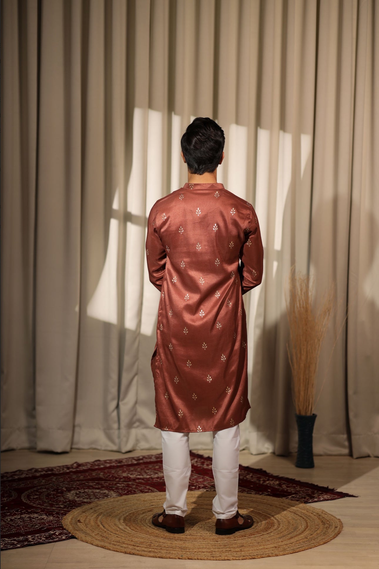 Ensemble Kurta Rouge Brun avec broderies de détails dorés Design COLLECTION RAJ