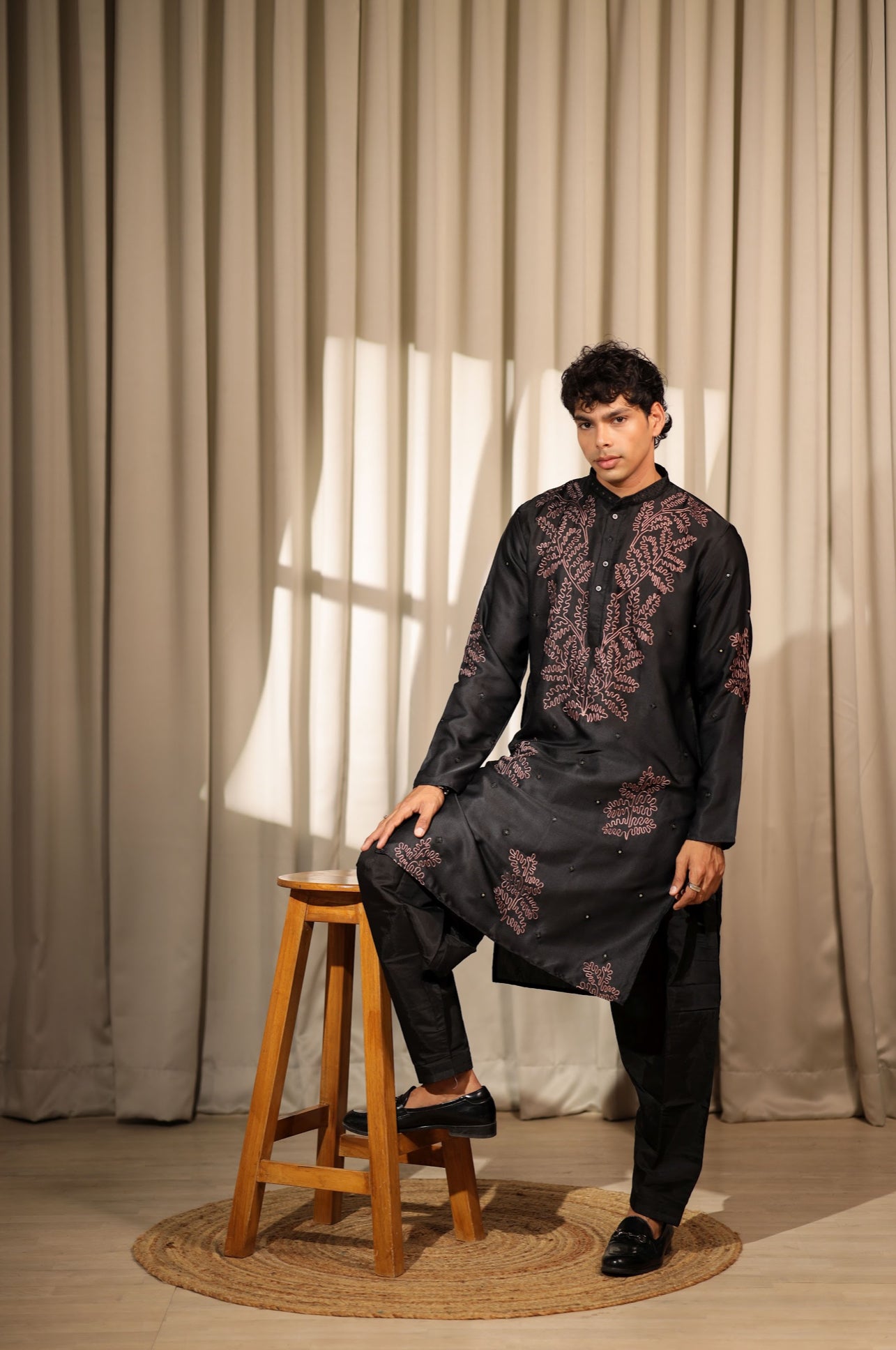 Ensemble Kurta Noir avec broderies de détails rouges Design COLLECTION RAJ