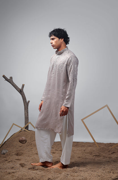 Ensemble Kurta Taupe gris avec broderies argentées scintillantes Design COLLECTION RAJ