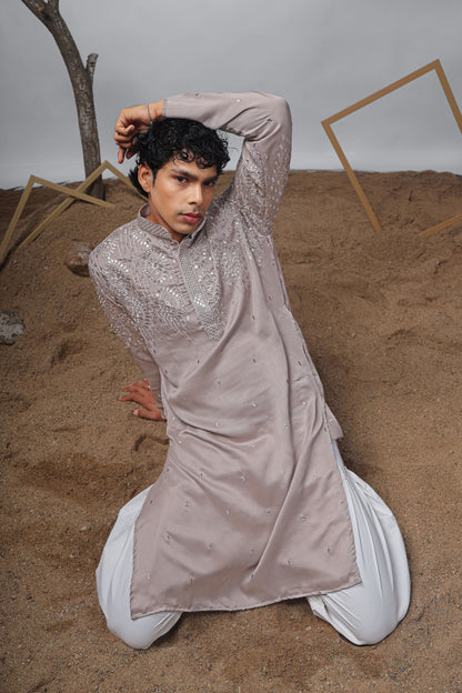 Ensemble Kurta Taupe gris avec broderies argentées scintillantes Design COLLECTION RAJ