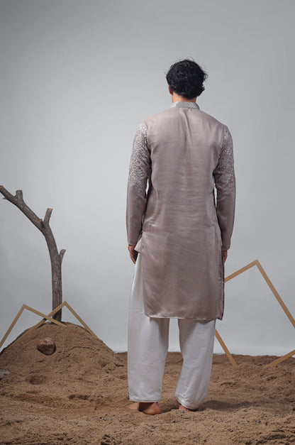 Ensemble Kurta Taupe gris avec broderies argentées scintillantes Design COLLECTION RAJ