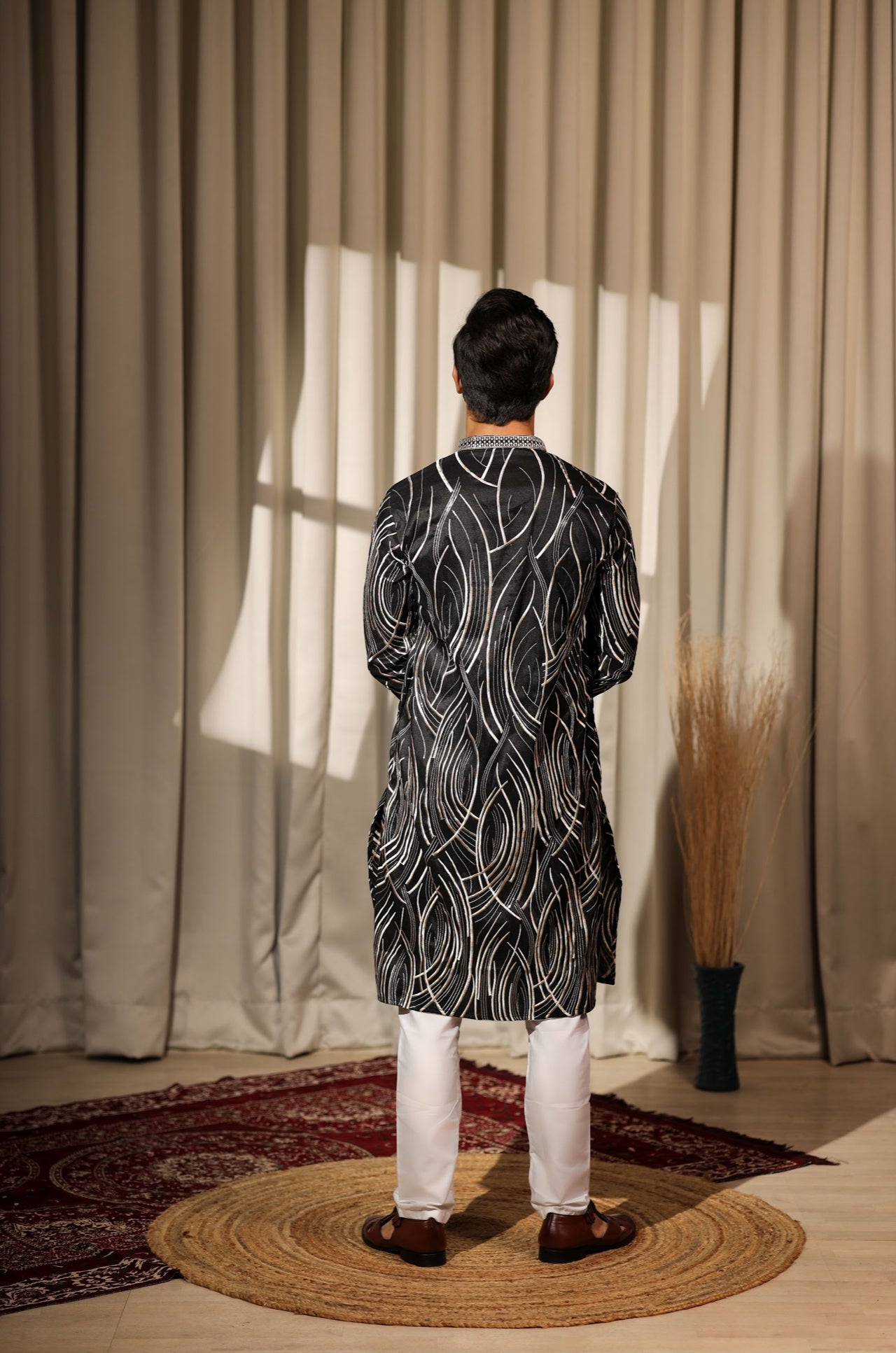 Ensemble Kurta Noir avec broderies de détails argentés blancs Design COLLECTION RAJ