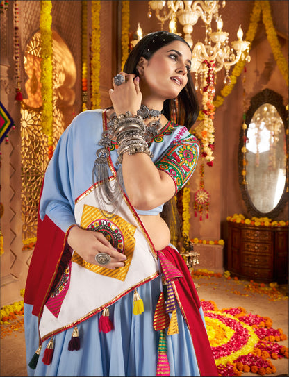 Lehenga de célébration Navratri bleu ciel en viscose coton avec patchwork et travail de miroirs