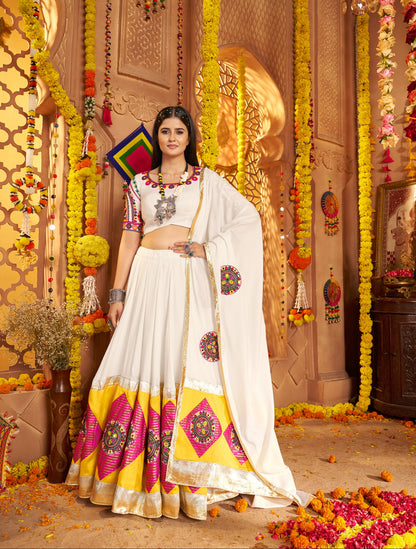 Lehenga de célébration Navratri blanc en viscose coton avec patchwork et travail de miroirs