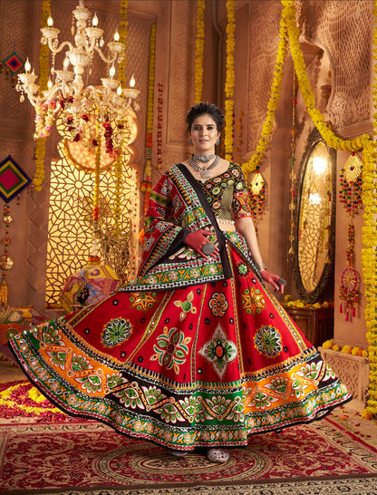 Lehenga de célébration Navratri rouge en coton pur avec patchwork et travail sur feuille métallique