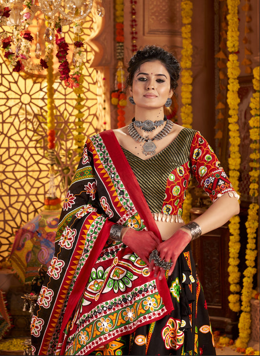 Eleganter rosa-grauer Braut-Lehenga mit Zarkan-Stickerei und Pailletten
