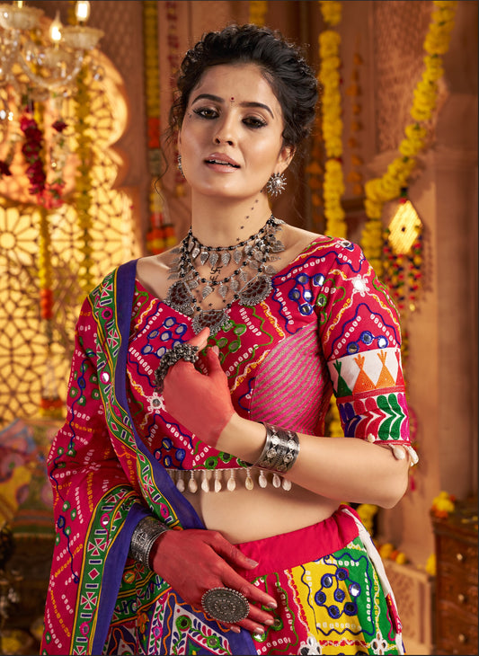 Eleganter rosa-grauer Braut-Lehenga mit Zarkan-Stickerei und Pailletten