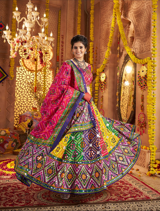 Eleganter rosa-grauer Braut-Lehenga mit Zarkan-Stickerei und Pailletten