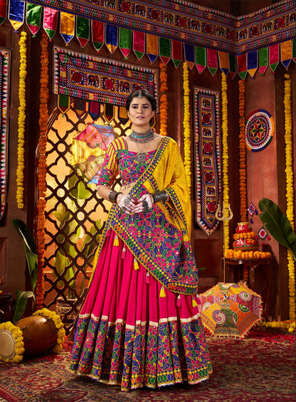 Lehenga de célébration Navratri rose et jaune vibrant avec broderies et travail de miroirs en viscose coton et maslin