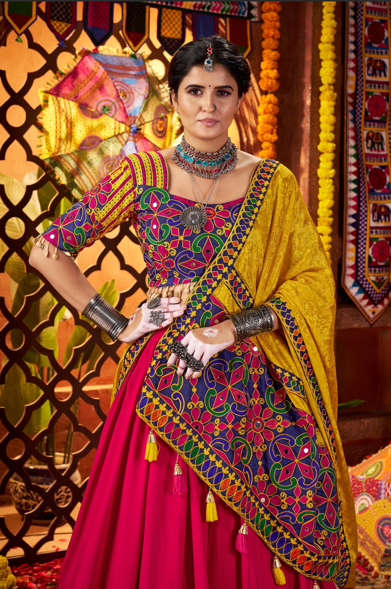 Lehenga de célébration Navratri rose et jaune vibrant avec broderies et travail de miroirs en viscose coton et maslin