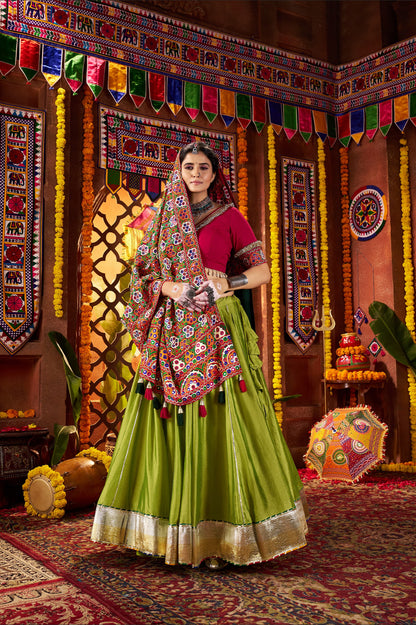 Lehenga de célébration Navratri vert fluorescent et rouge avec broderies et travail de miroirs en soie et coton