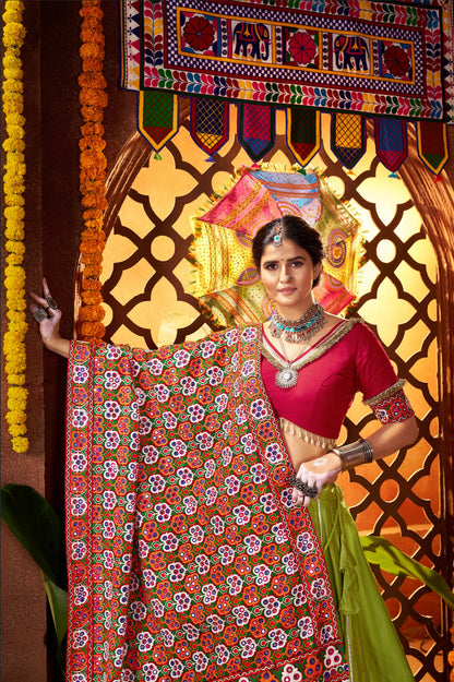 Lehenga de célébration Navratri vert fluorescent et rouge avec broderies et travail de miroirs en soie et coton