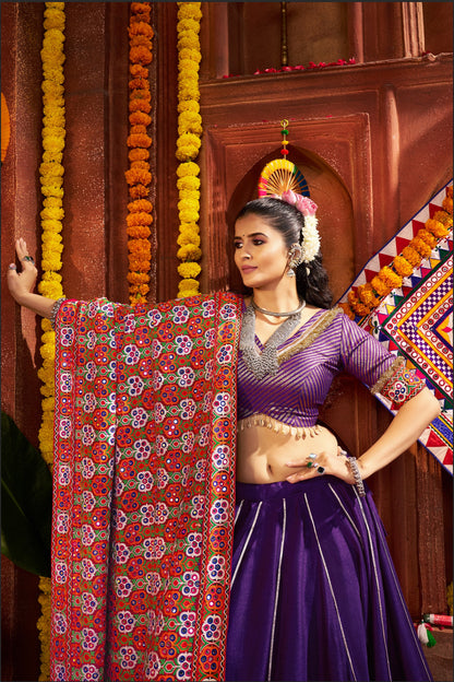 Lehenga de célébration Navratri violet avec broderies et travail de miroirs en soie et coton