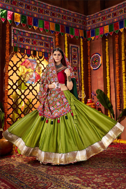 Lehenga de célébration Navratri vert fluorescent et rouge avec broderies et travail de miroirs en soie et coton