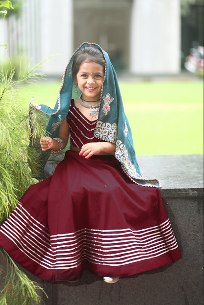 Lehenga de célébration rouge bordeaux et bleu canard avec pampilles en soie Navratri enfant