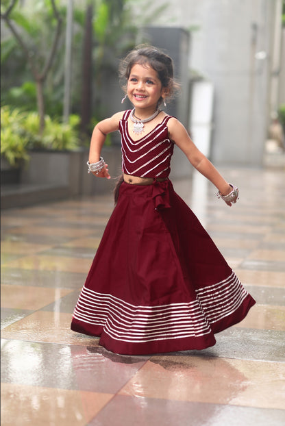 Lehenga de célébration rouge bordeaux et bleu canard avec pampilles en soie Navratri enfant