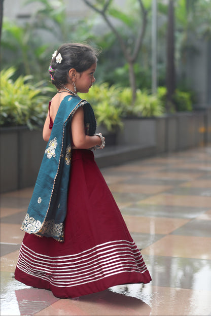 Lehenga de célébration rouge bordeaux et bleu canard avec pampilles en soie Navratri enfant