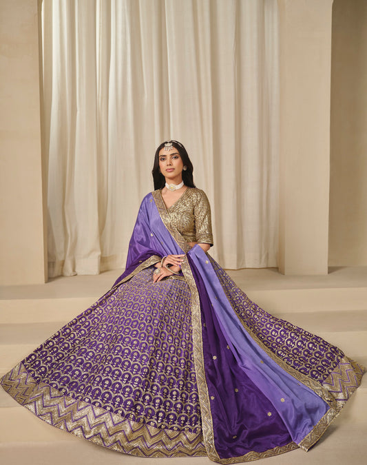 Eleganter rosa-grauer Braut-Lehenga mit Zarkan-Stickerei und Pailletten