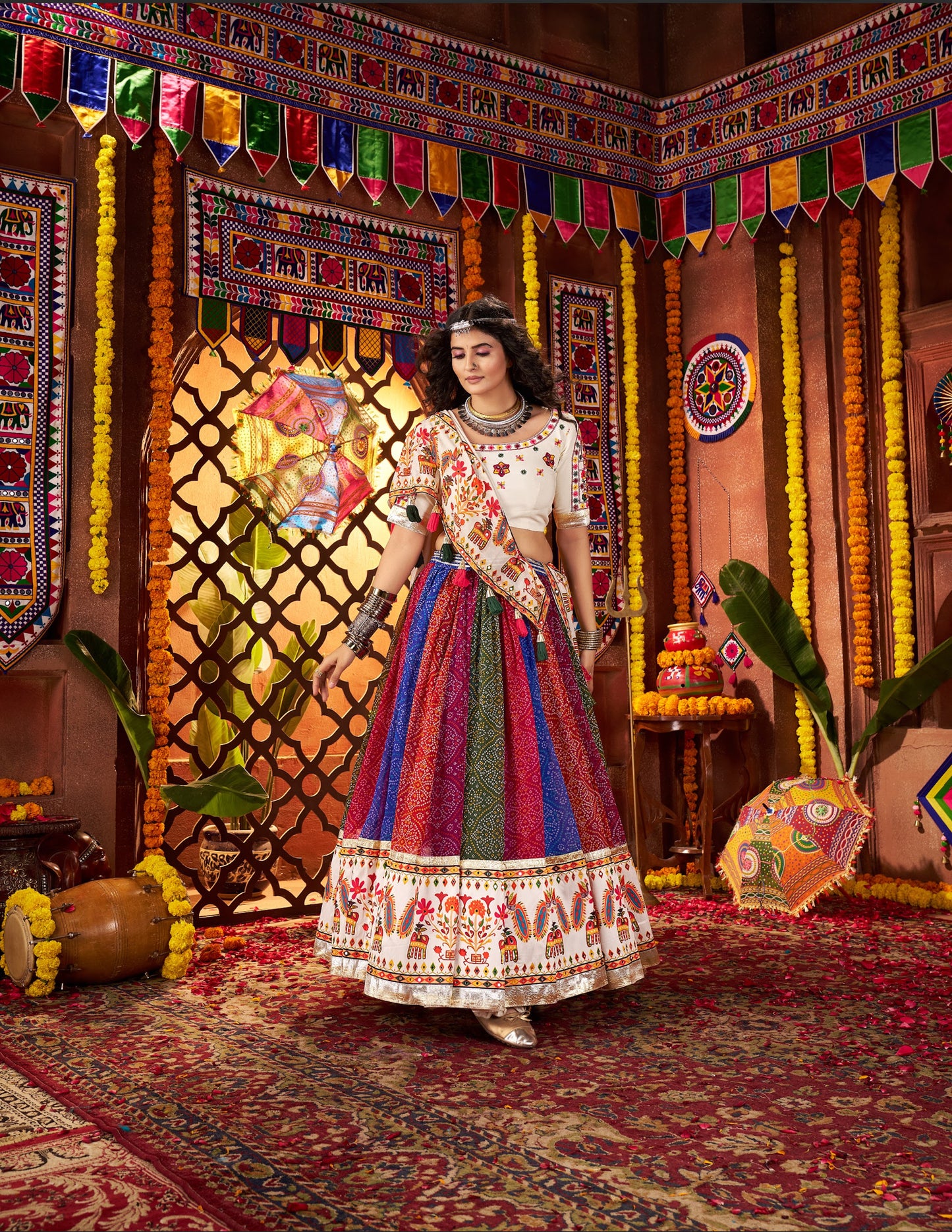 Lehenga de célébration Navratri blanc cassé multicolore avec broderies et travail de miroirs en georgette et chanderi lining