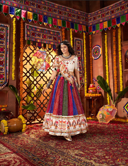 Lehenga de célébration Navratri blanc cassé multicolore avec broderies et travail de miroirs en georgette et chanderi lining