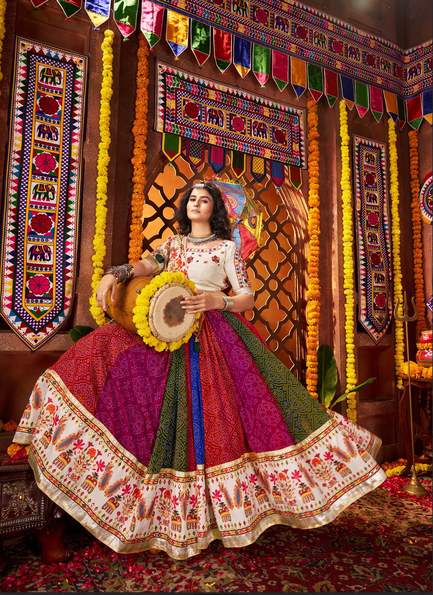 Lehenga de célébration Navratri blanc cassé multicolore avec broderies et travail de miroirs en georgette et chanderi lining