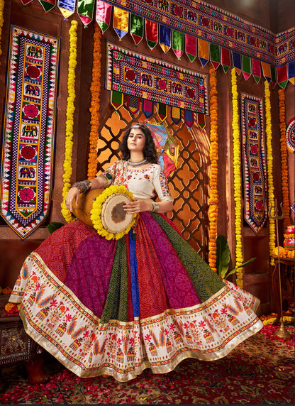 Lehenga de célébration Navratri blanc cassé multicolore avec broderies et travail de miroirs en georgette et chanderi lining