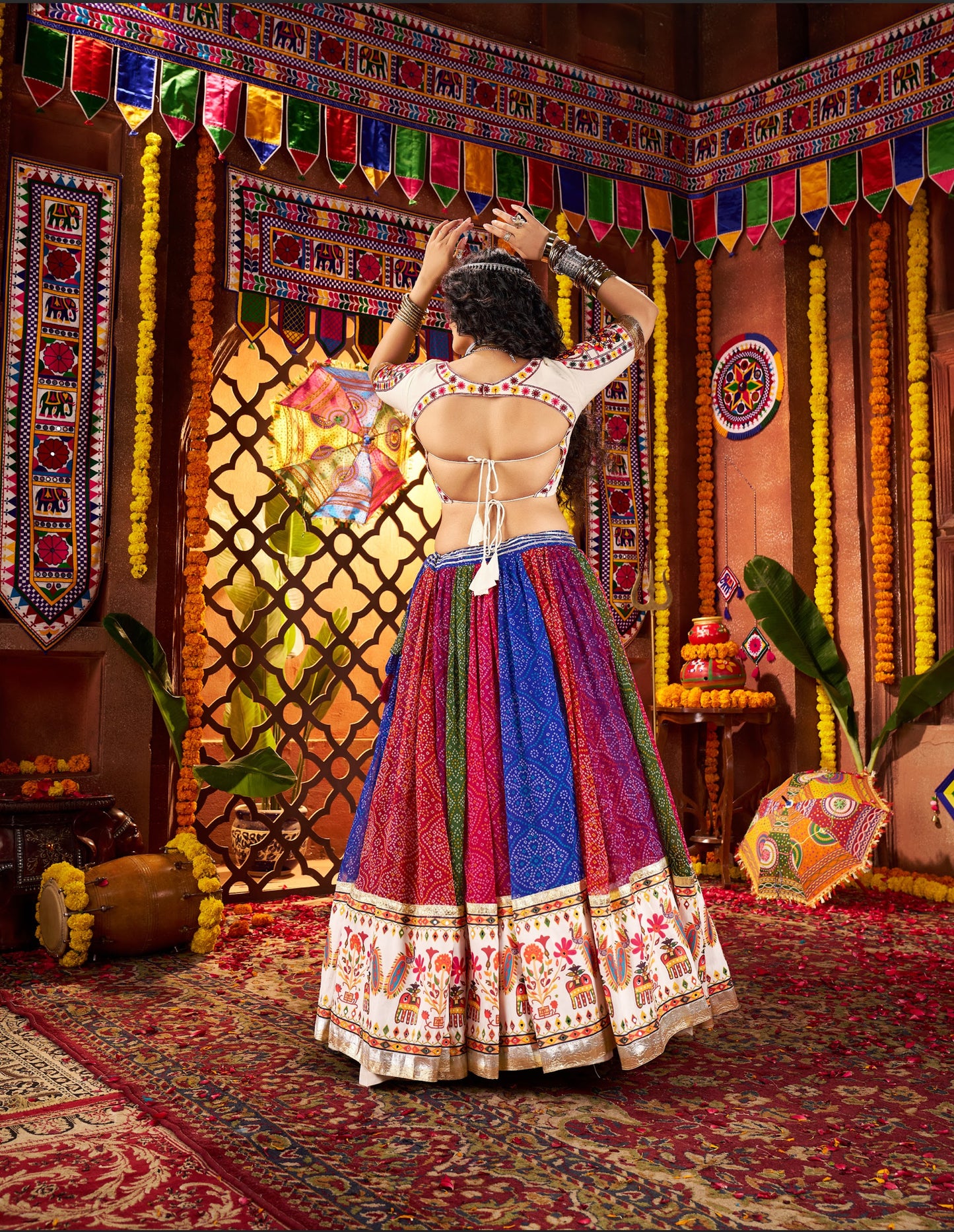 Lehenga de célébration Navratri blanc cassé multicolore avec broderies et travail de miroirs en georgette et chanderi lining